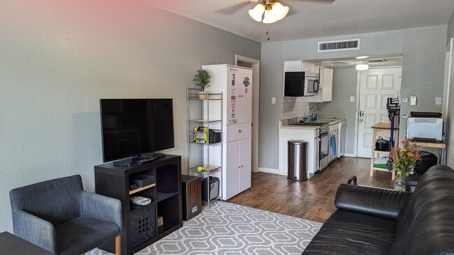 2BR, 2BA - 950SF - Living Area - Blackstone Apartments