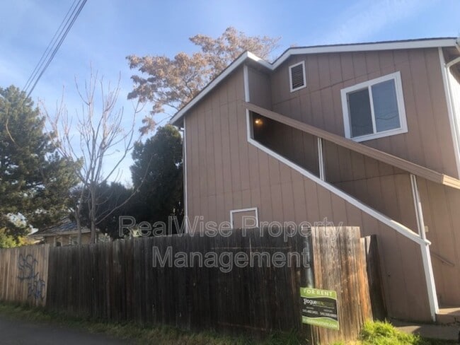 Building Photo - 302 Edwards St Unit 1 Rental