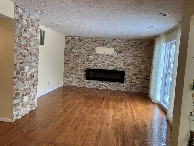 Photo - 120 Hummingbird Way