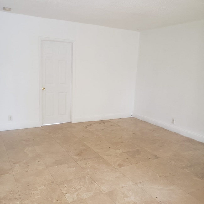 Photo - 1429 SW 9th St Unidad 8