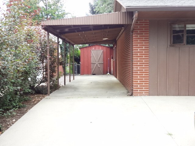 Photo - 1933 Oakwood Dr