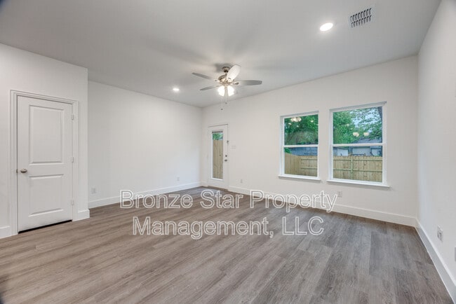 Photo - 412 E 7th St