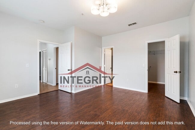 Building Photo - 2 BED \ 2 BATH in Point Meadows