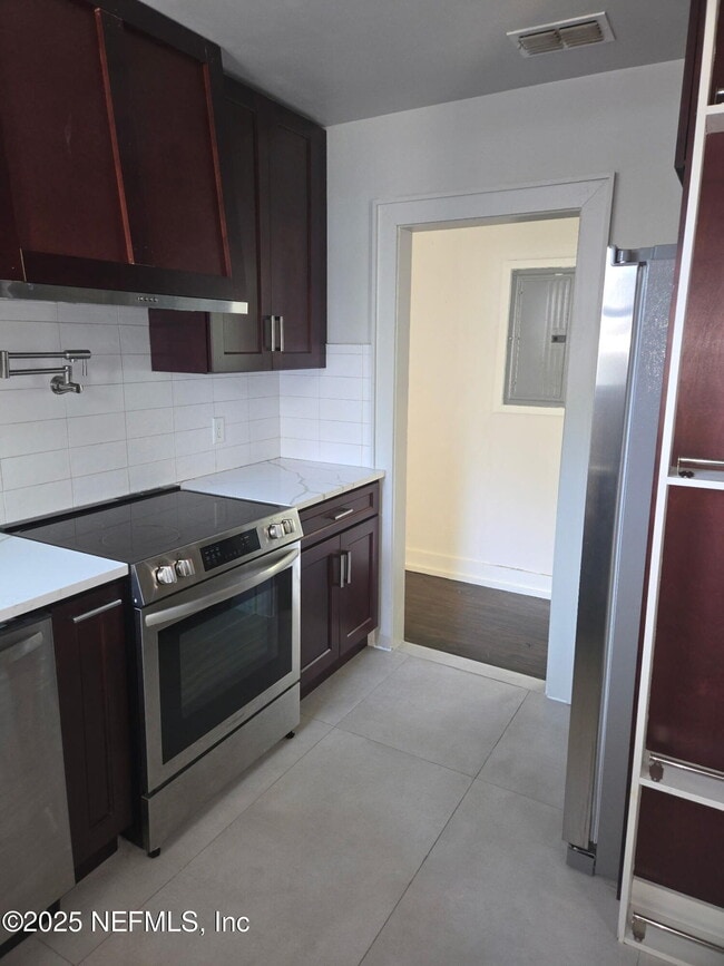 Photo - 537 W 17th St