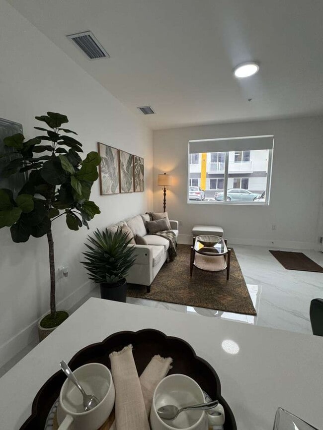 943 W 67th St Unidad A1