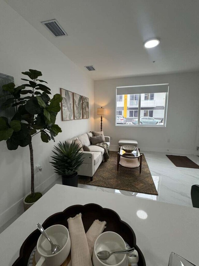 Photo - 943 W 67th St Apartamentos Unidad A1