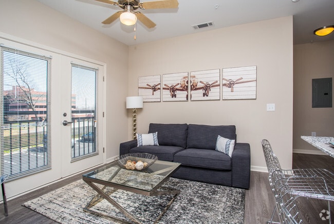 2BR, 2BA - 921 SF