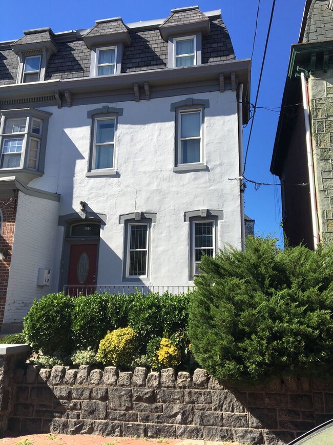Building Photo - 210 S 41st St Unit 3 bedroom, 210 S 41st Rental