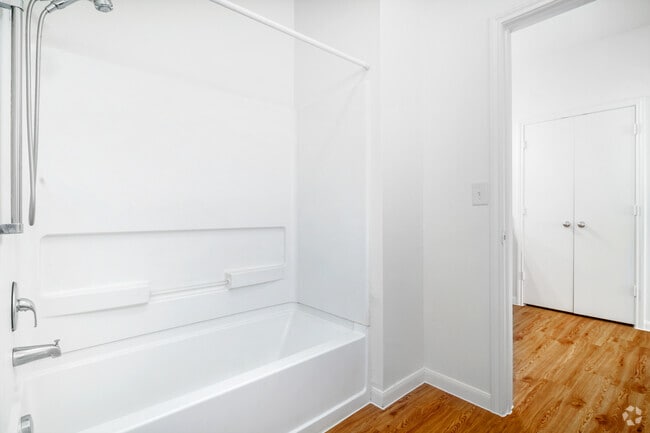 2BR, 2BA - 1079SF - Shower Room
