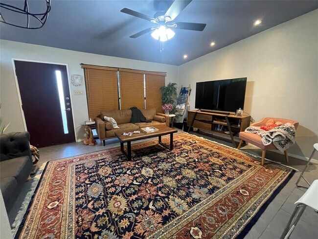 Photo - 703 W Crestland Dr