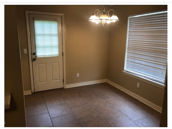 Breakfast nook - 2887 W Barnett Springs Ave