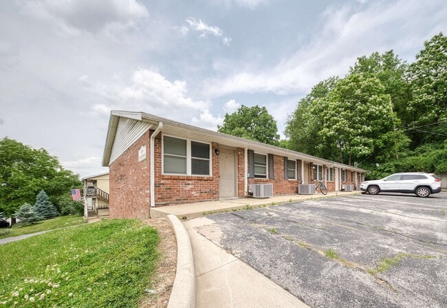 edificio de ladrillo - Hillside Apartments