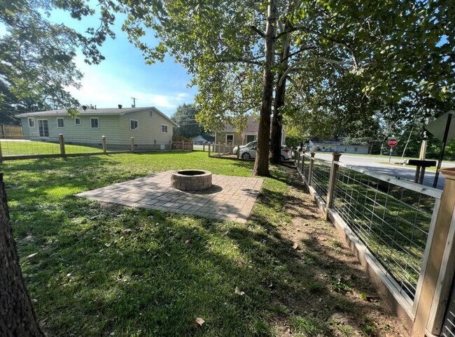Spacious, pet-friendly, fenced yard. - 2002 E Huntsville Rd