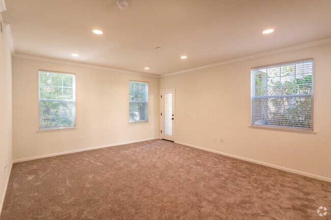 3BR, 2BA - 1425SF - Living Room