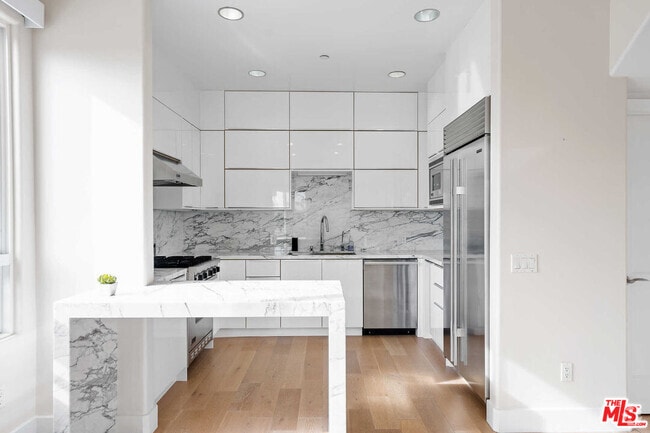 Building Photo - 438 Arnaz Dr Unit 106 Rental