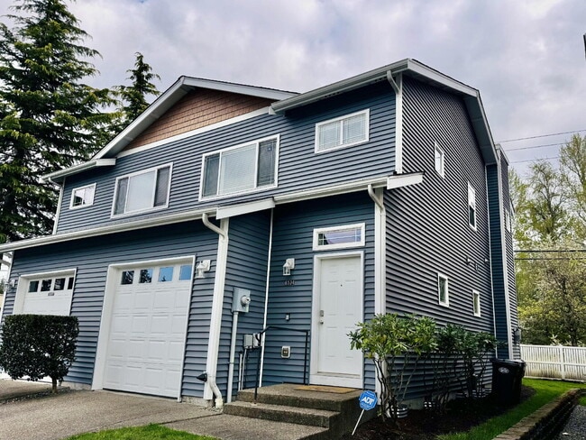 Building Photo - Move-In Ready Puyallup Townhome – Central Location, Easy Commute