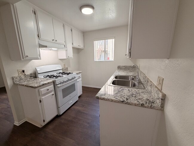 Newly Renovated Kitchen - 24851 Walnut St Unidad 114