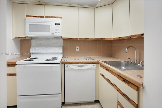 Photo - 800 West Ave Unit 924