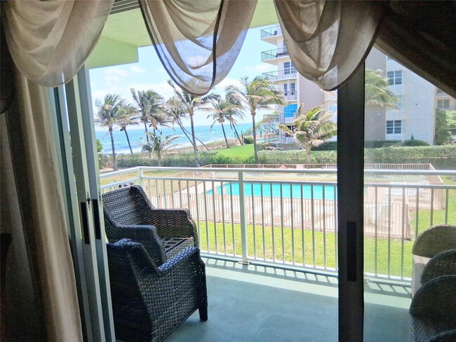 Building Photo - 1035 Hillsboro Mile Unit 25