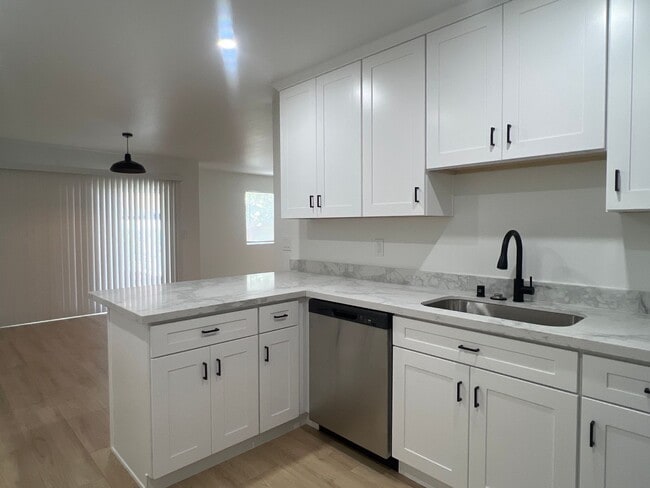 Photo - BEAUTIFULLY REMODELED 3 BEDROOM DUPLEX!!