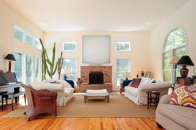 Photo - 341 Narrow Ln