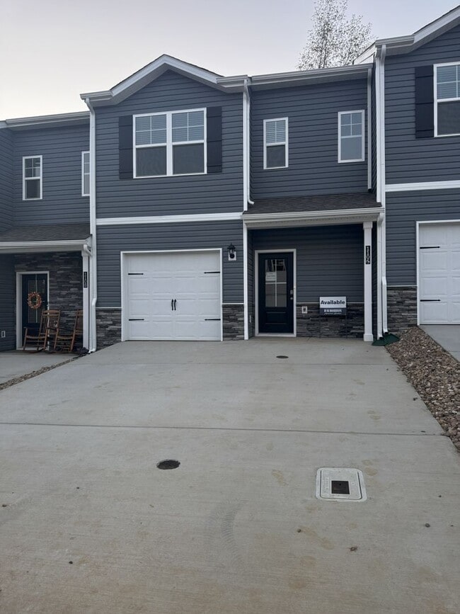 Building Photo - 2 Bedroom 1.5 Bath Townhome located in Jon...