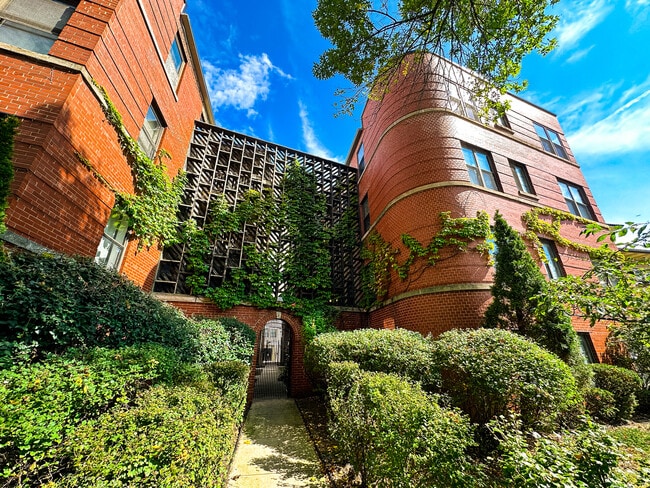 Building Photo - 7425 N Sheridan Rd Unit GE