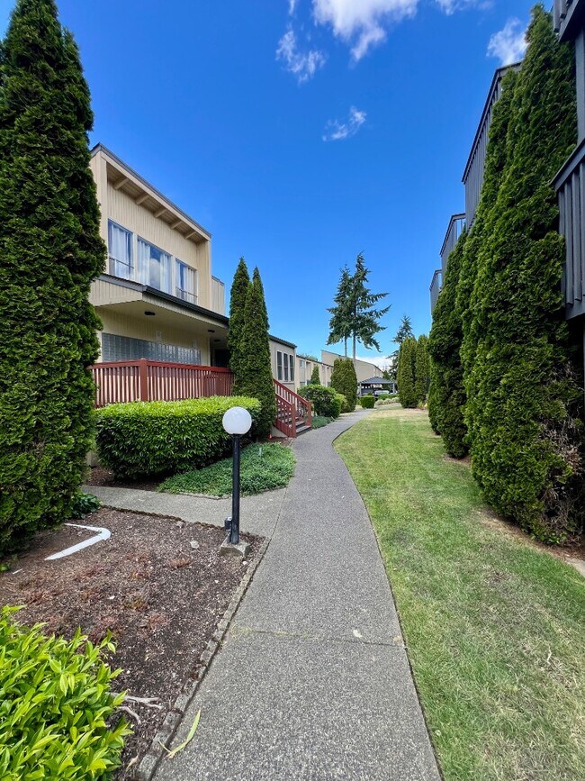 Photo - Scenic Lakeside Apartment for Rent - Federal Way Unit A15