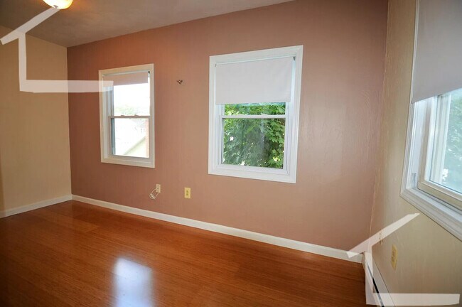 Photo - 39 Montfern Ave Unit 3