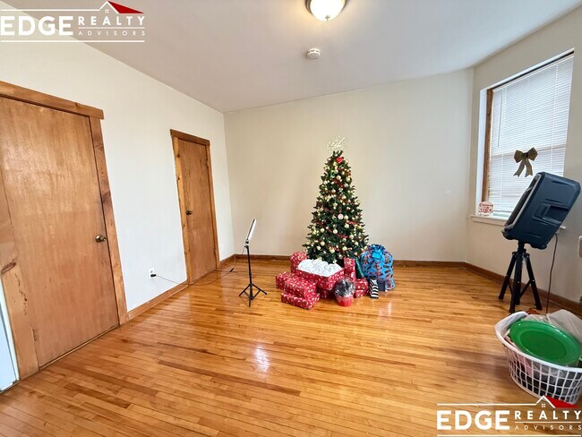 Photo - 160 Strathmore Rd