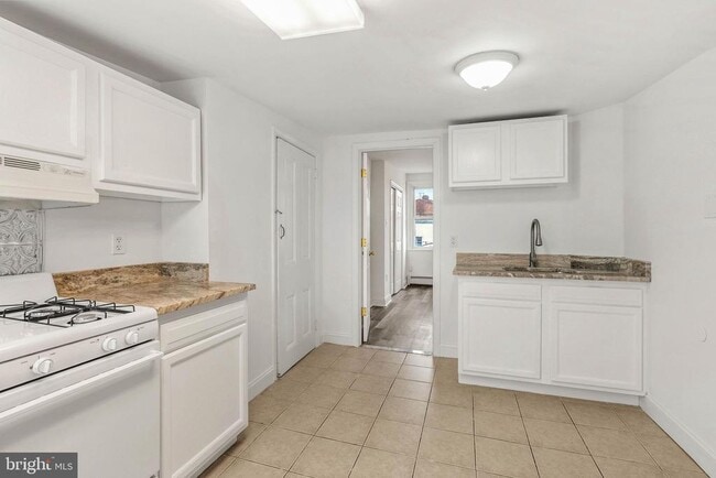 Building Photo - 1124 S 15th St Unit 3