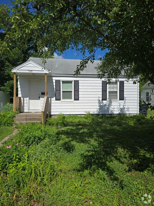 Building Photo - 2 bd, 1 ba house, hardwoods, new paint, fe...