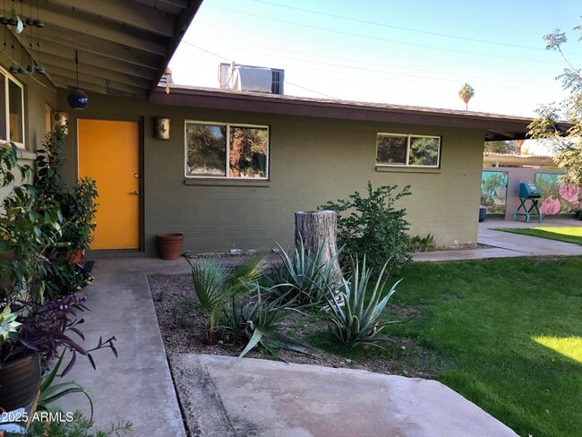 Building Photo - 2020 S Granada Dr Unit 4