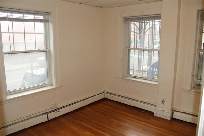 Building Photo - 32 College Ave Unit 1