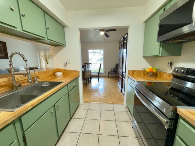 Fully stocked kitchen - 2901 Central Blvd Unit 402