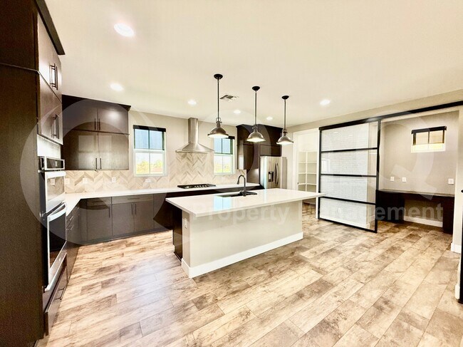 Photo - 687 W Flintlock Way
