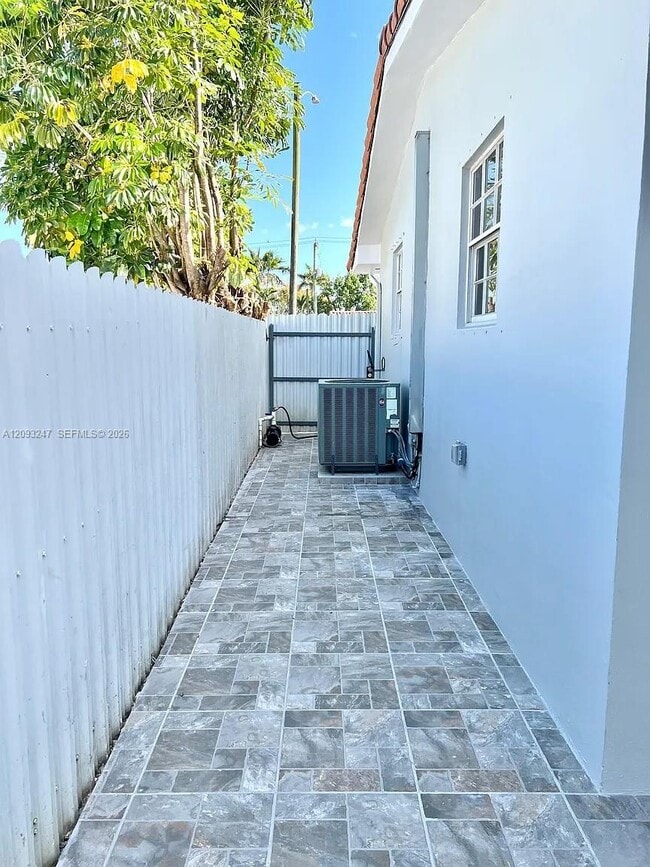 1175 W 33rd Pl