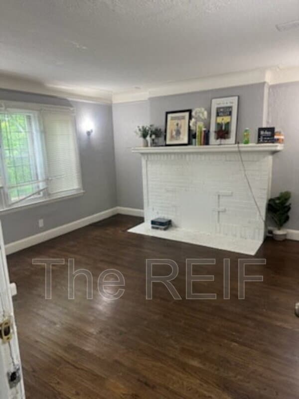 Building Photo - 4400 Buckingham Unit Upper Rental