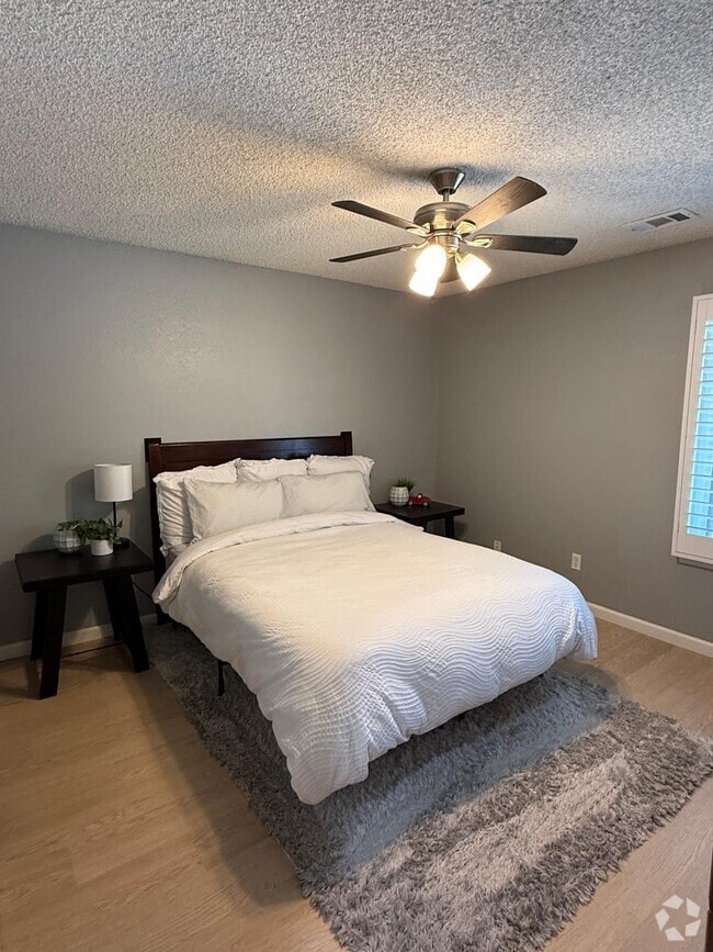 Building Photo - 2107 G St Rental