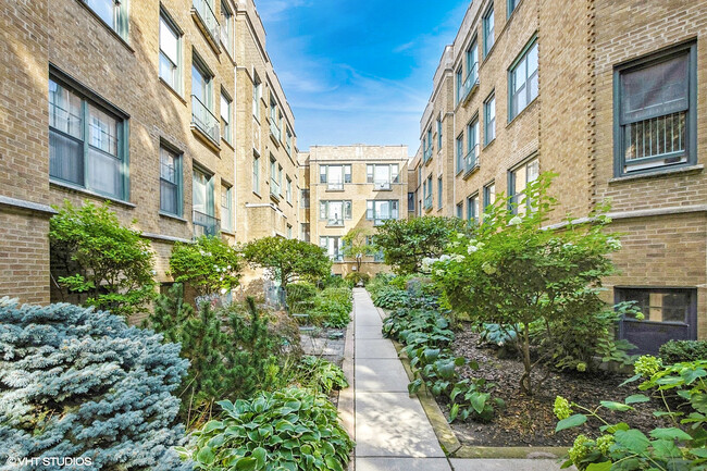 Exterior Courtyard - 7025 N Sheridan Rd Apartment Unit 3N