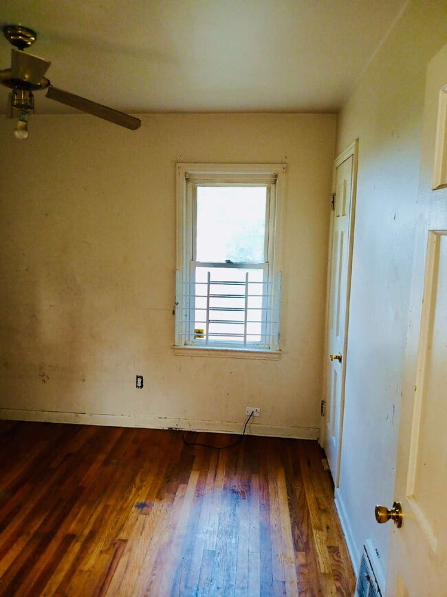 Charming 3-Bed, 2-Bath Gem on Woodbine Street – Cozy Comfort in 850 Sq Ft!