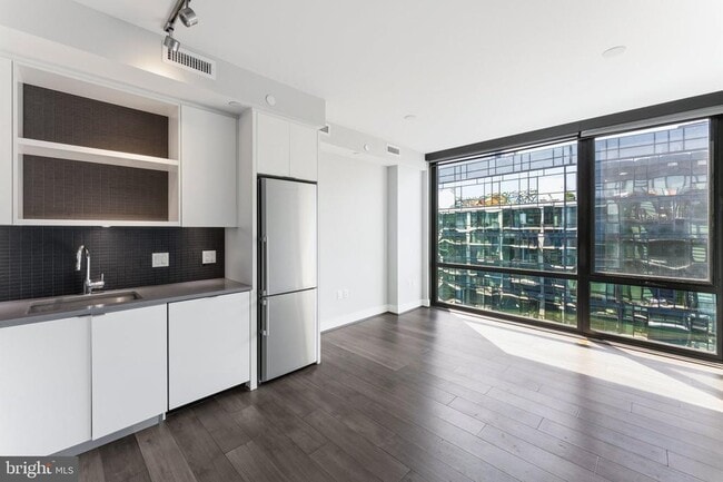 Building Photo - 1300 4th St SE Unit 902