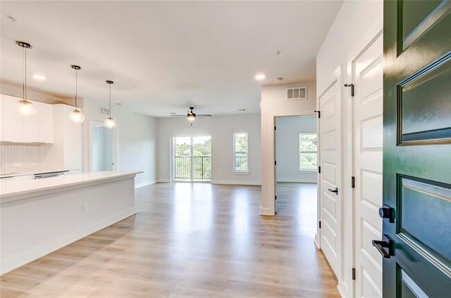 Building Photo - 2500 Longview St Unit 402