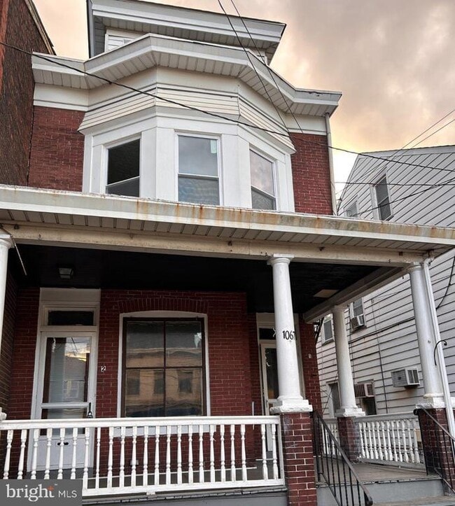 Building Photo - 1067 S Clinton Ave Unit 2ND FLOOR