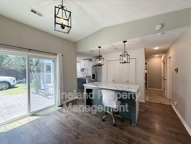 Photo - 890 Bridgette St