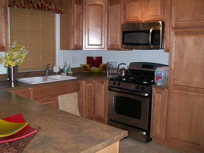 Building Photo - Beautiful Railroad Springs Townhome