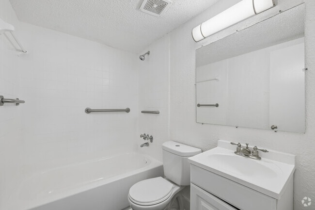 2BR, 1BA - 875SF - Bathroom