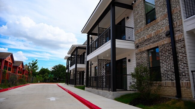 Building Photo - 1606 El Paso St Unit 1202
