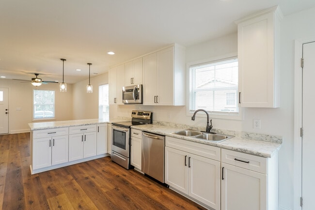 Photo - 658 19th Ave W