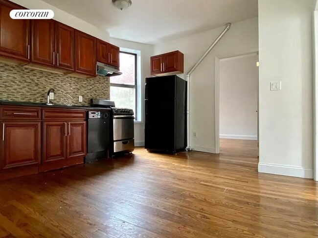 Building Photo - 215 E 4th St Rental